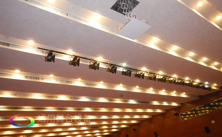 十余年銳意攀登，奮發(fā)圖強(qiáng)！舞臺(tái)幕布、機(jī)械等一站式選購(gòu)供應(yīng)商，舞臺(tái)機(jī)械、音響、燈光工程設(shè)計(jì)施工承包壹級(jí)資質(zhì)——通用舞臺(tái)