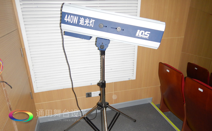 十余年銳意攀登，奮發(fā)圖強(qiáng)！舞臺(tái)幕布、機(jī)械等一站式選購(gòu)供應(yīng)商，舞臺(tái)機(jī)械、音響、燈光工程設(shè)計(jì)施工承包壹級(jí)資質(zhì)——通用舞臺(tái)