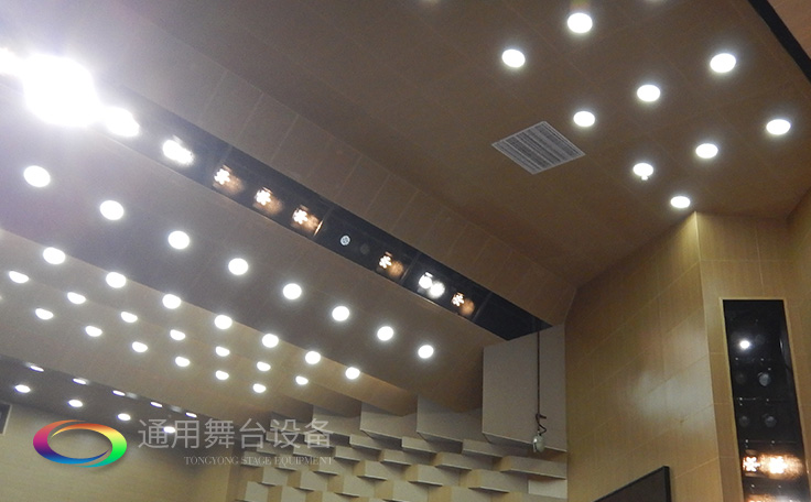 科學(xué)計劃工期、合理交叉施工，保質(zhì)保量順利完成工程的交付！通用舞臺阻燃幕布承接羊城廣州培英中學(xué)報告廳項目！