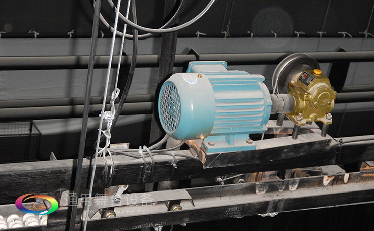 科學(xué)計劃工期、合理交叉施工，保質(zhì)保量順利完成工程的交付！通用舞臺阻燃幕布承接羊城廣州培英中學(xué)報告廳項目！