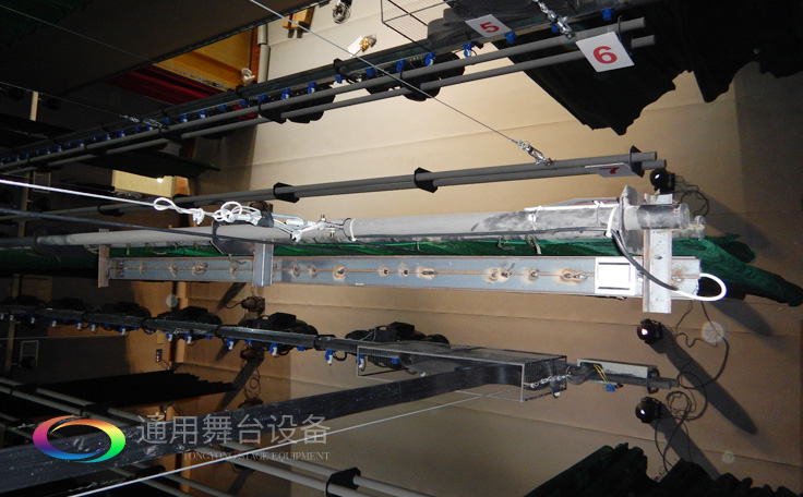 珠海一中多功能文體中心由通用舞臺吊桿設計，安裝與施工，項目現已竣工投入使用中！全面滿足了學術報告、技術培訓、文藝演出等活動需求！