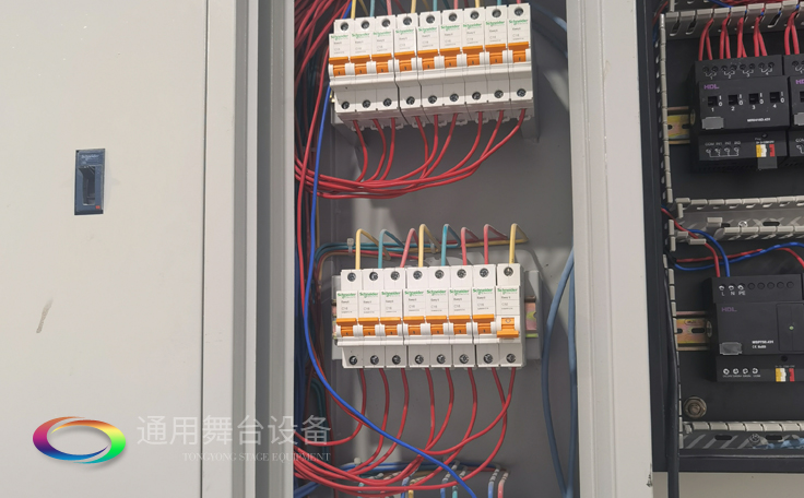 淮安市淮陰開明實驗學校報告廳項目竣工 項目包含機械舞臺吊桿、剛性防火幕等