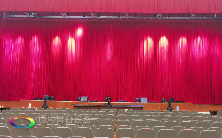 舞臺大幕機械——舞臺上使用頻繁的機械之一，在鏡框式臺口的舞臺上用來分隔演員與觀眾，演出中換場