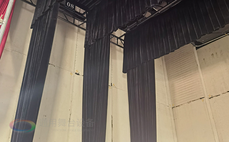 通用舞臺吊桿教您如何選購高性價比阻燃幕布產(chǎn)品!