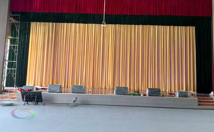 通用舞臺(tái)承建江蘇某學(xué)院報(bào)告廳項(xiàng)目，包括舞臺(tái)燈光、舞臺(tái)吊桿、幕布等核心設(shè)備的設(shè)計(jì)與安裝